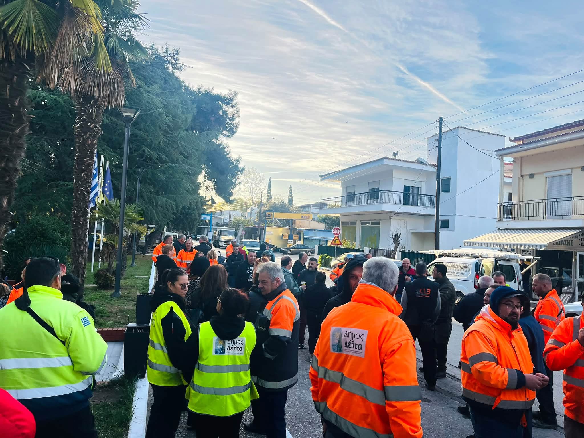 Εργαζόμενοι του Δήμου Δέλτα συγκεντρωμένοι έξω από το Δημαρχείο της Σίνδου