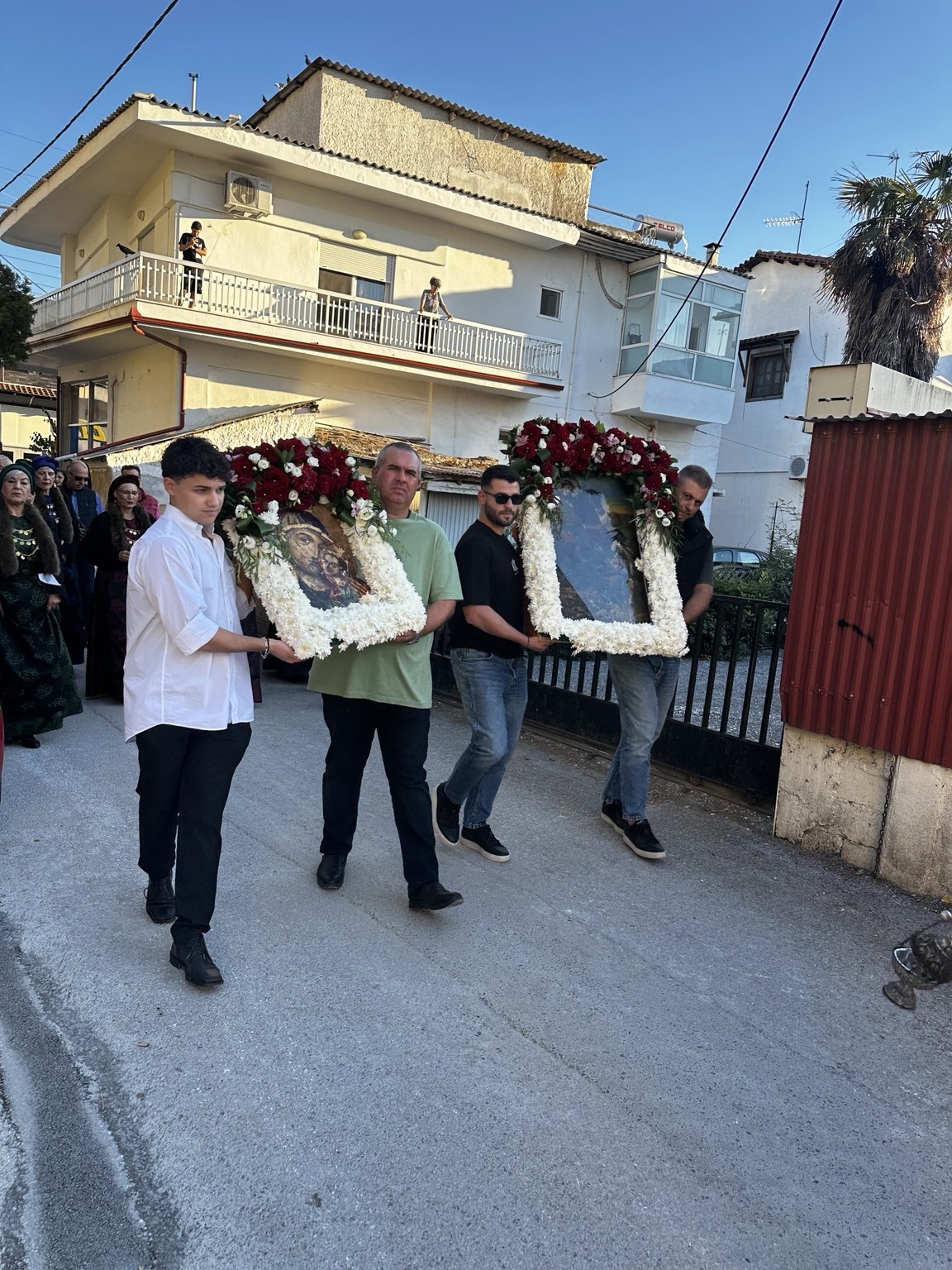 Η πομπή με τις ανθοστολισμένες εικόνες