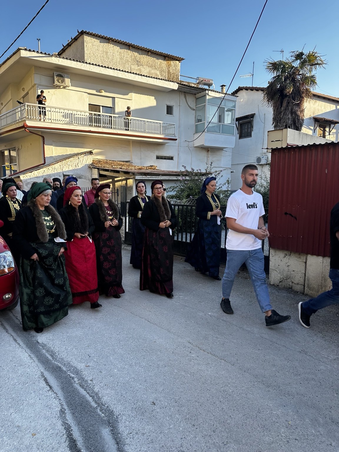Πιστοί παρακολουθούν τη λιτάνευση στη Χαλάστρα