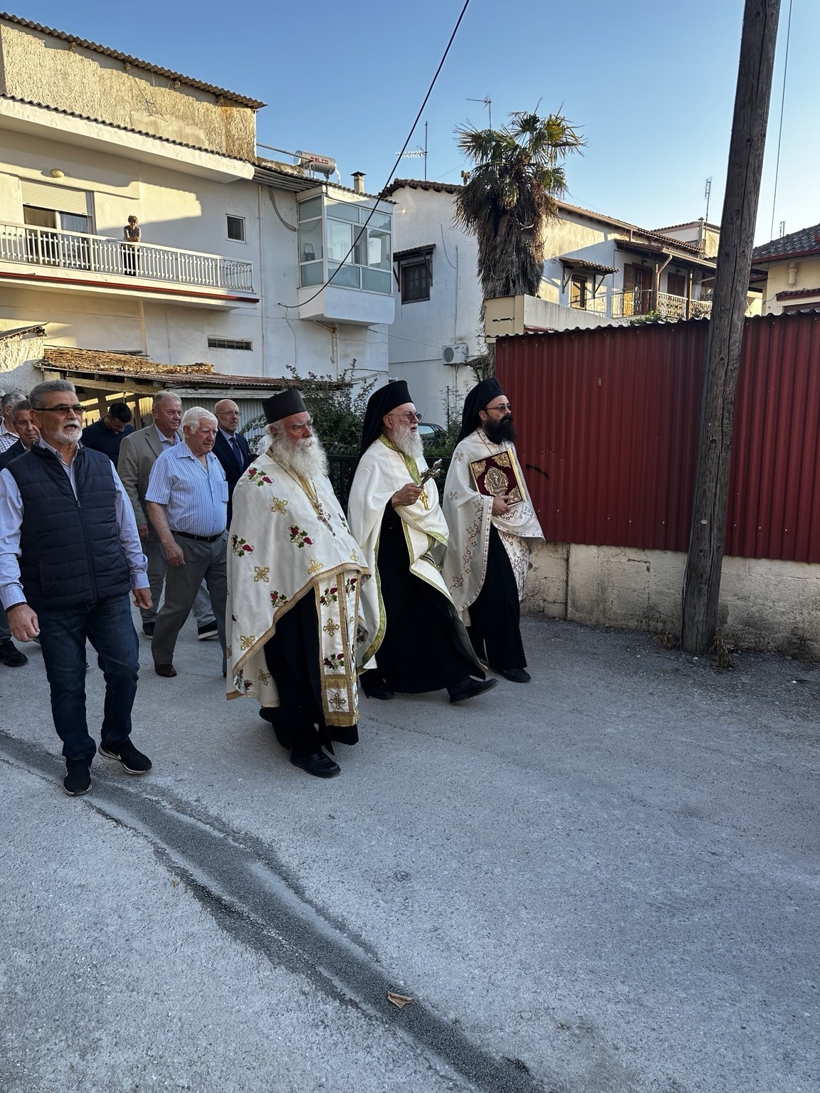 Κληρικοί συμμετέχουν στην πομπή