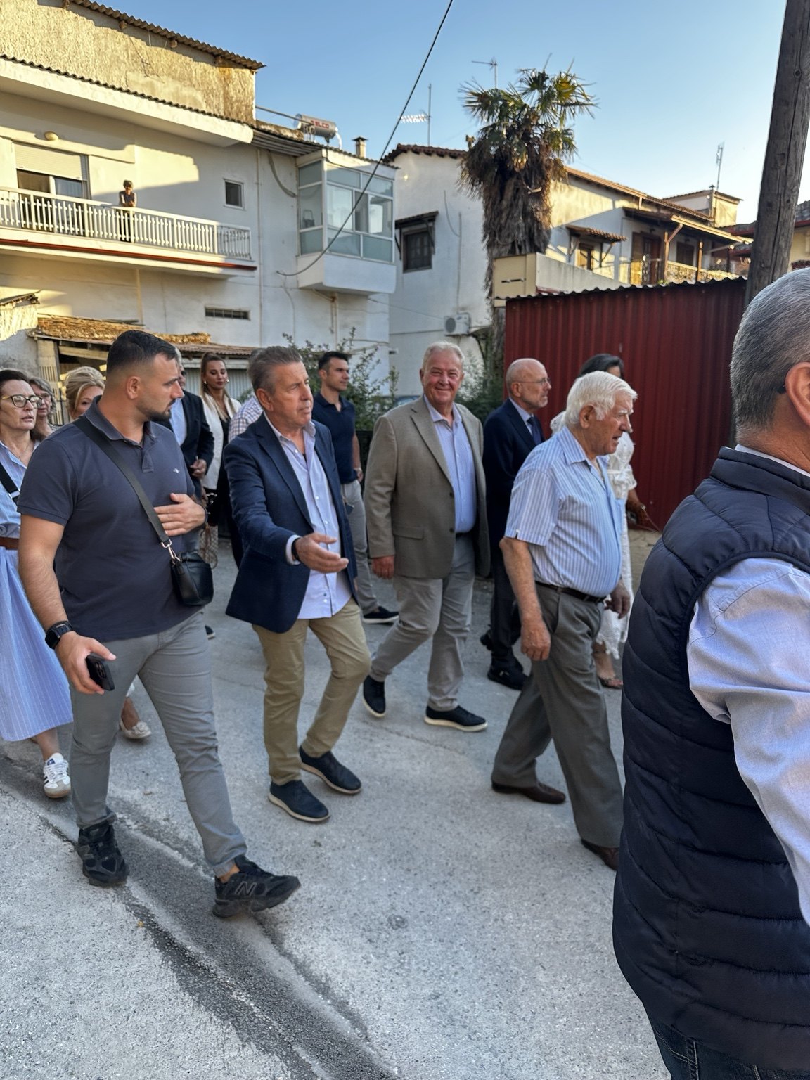 Κάτοικοι συνοδεύουν τη λιτανεία
