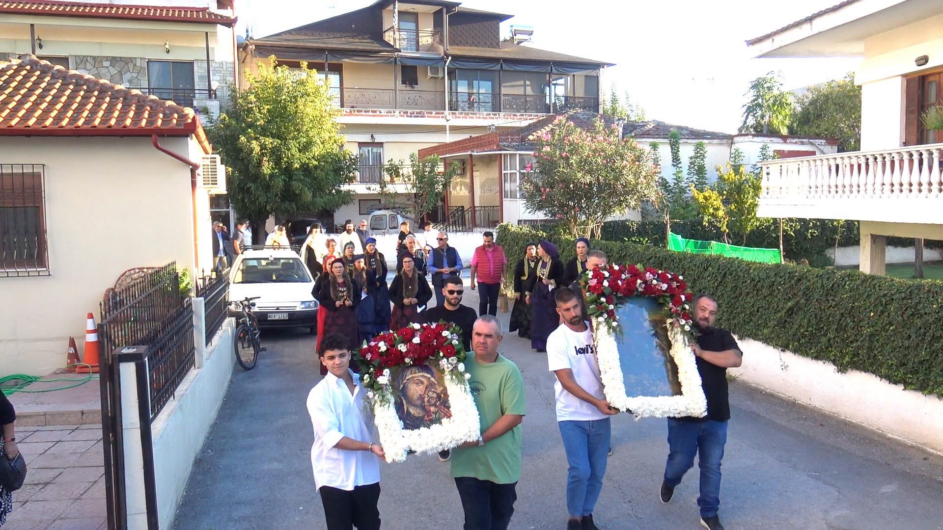 Η μεταφορά δύο εικόνων στους δρόμους της Χαλάστρας