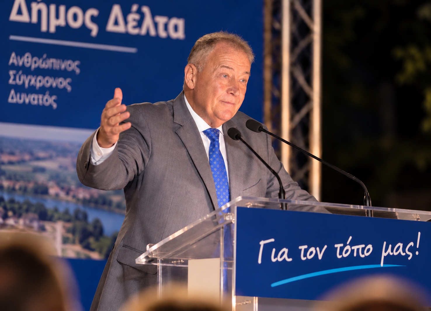 Ο Νάκος Δημητριάδης σε ομιλία με φόντο το σήμα του Δήμου Δέλτα
