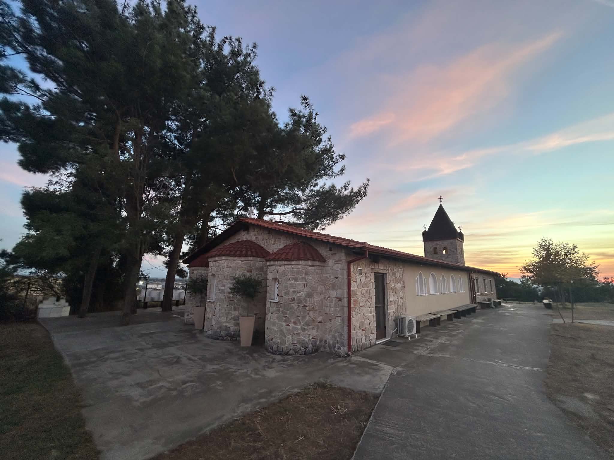 Εξωτερική άποψη του ναού και του περιβάλλοντος χώρου