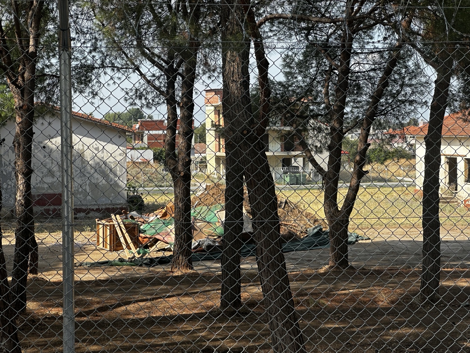 Συγκεντρωμένα υλικά από τις εργασίες στον χώρο του στρατοπέδου