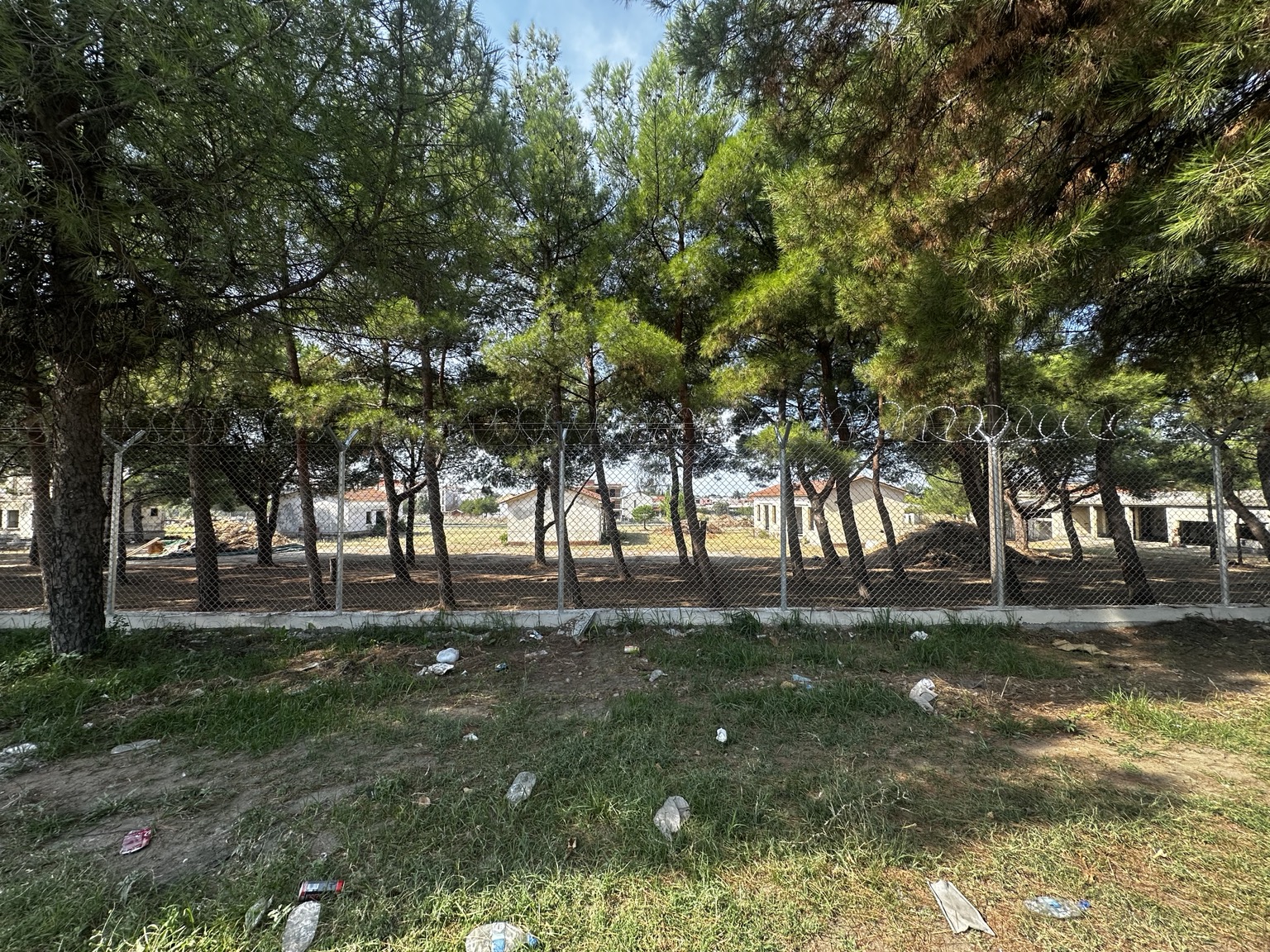 Άποψη των κτιρίων πίσω από την περίφραξη