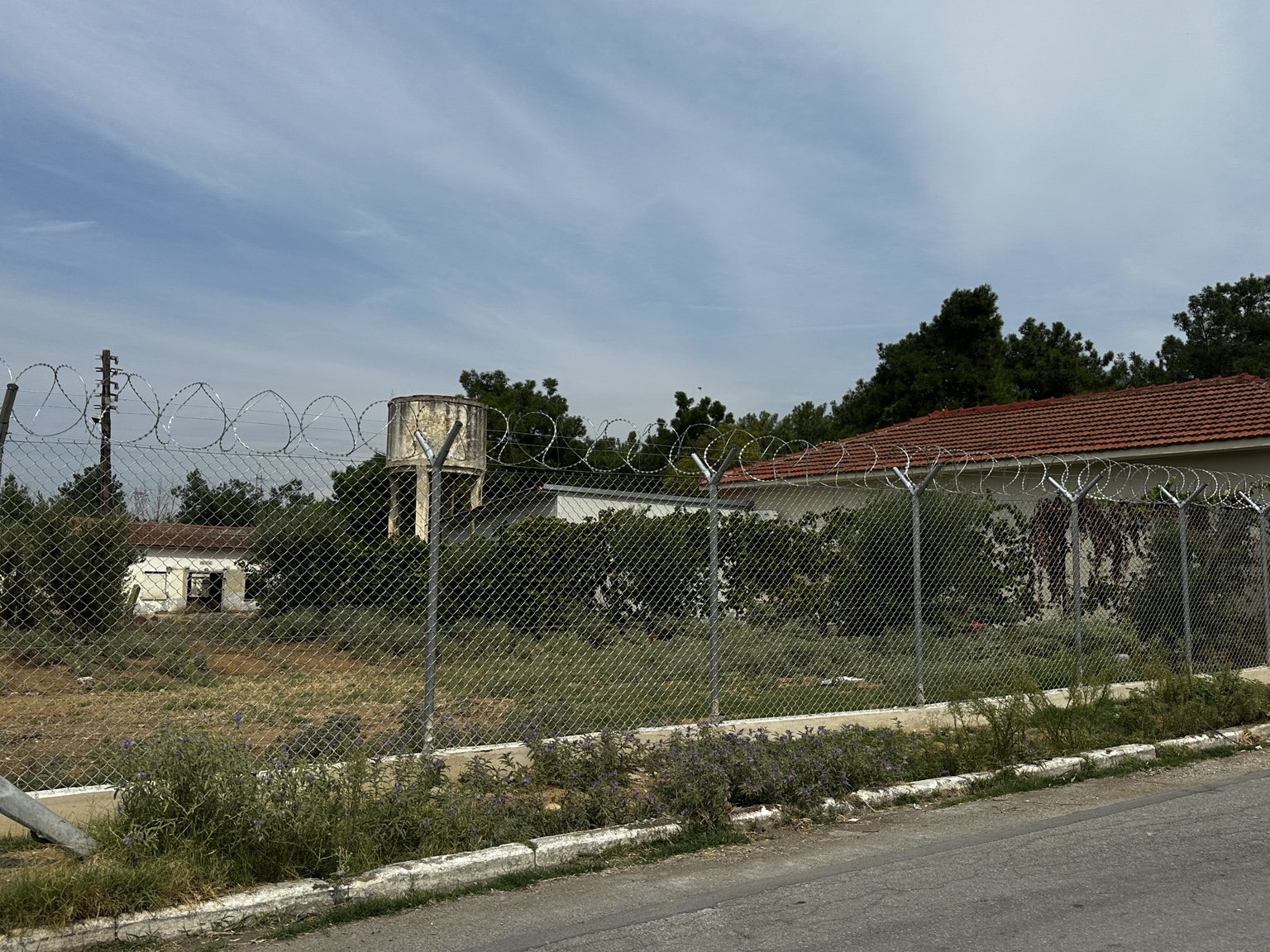 Η περίφραξη κατά μήκος του δρόμου στα Διαβατά