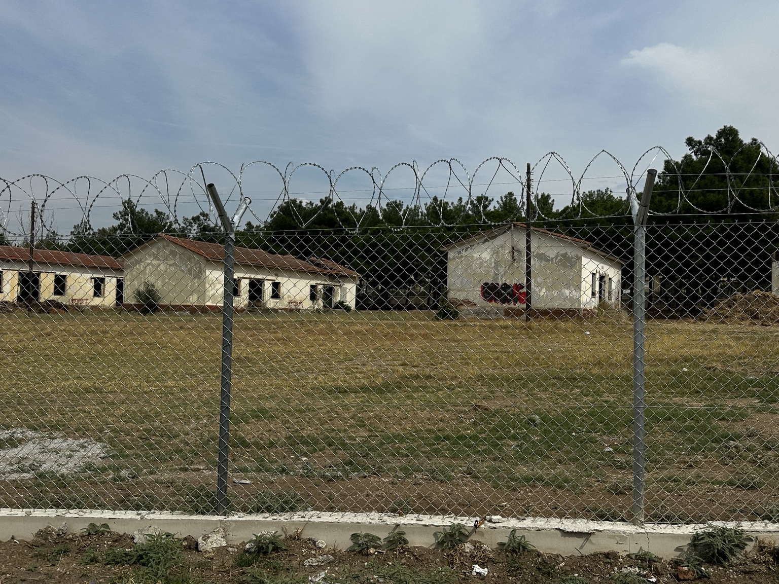 Παλαιά κτίρια στο εσωτερικό του στρατοπέδου