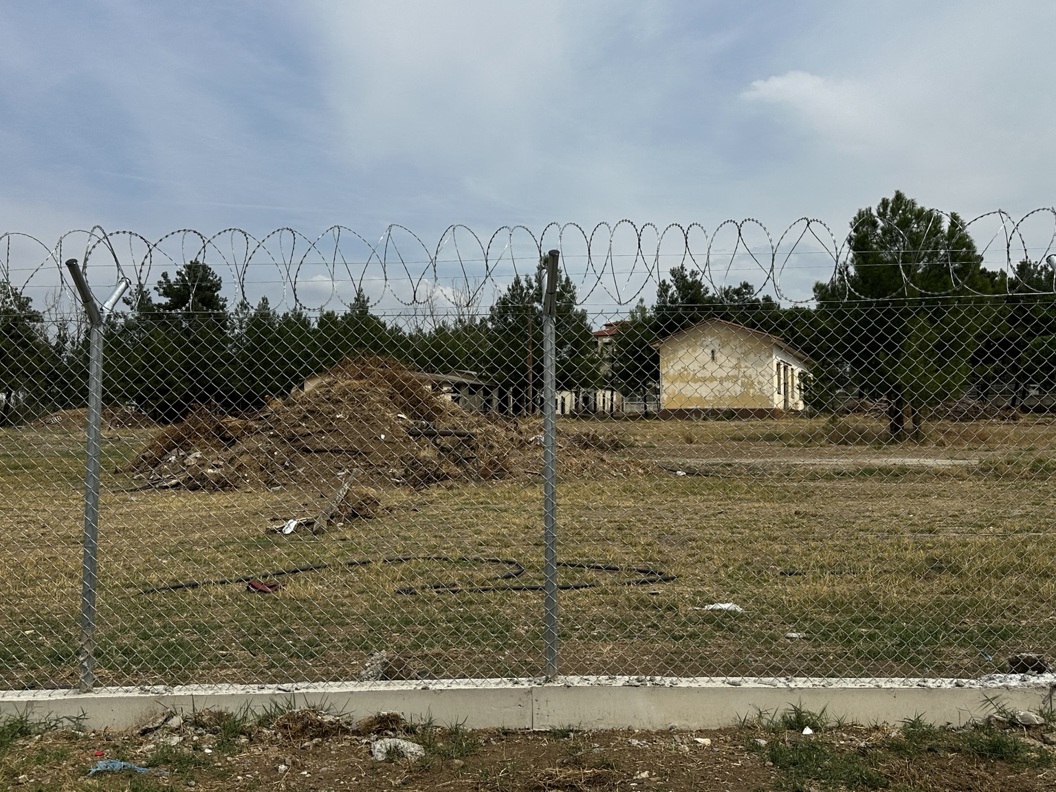 Άποψη του περιφραγμένου χώρου και συγκεντρωμένα κλαδιά
