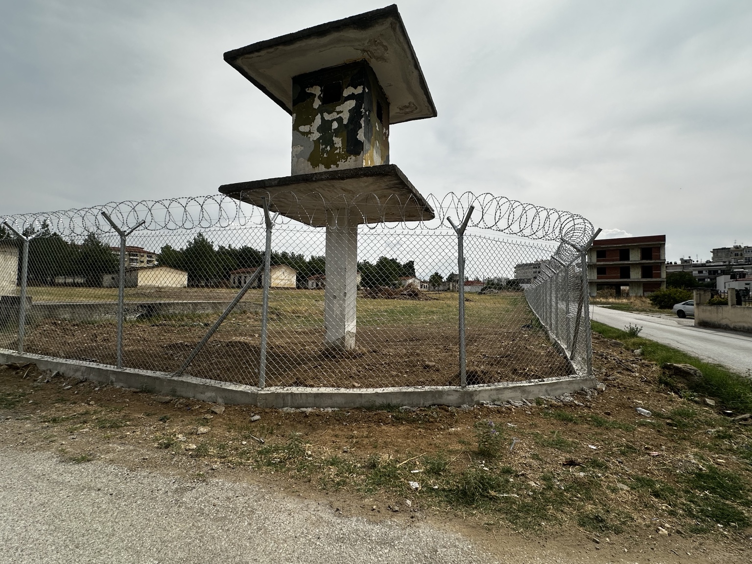 Η νέα περίφραξη δίπλα σε παλαιό φυλάκιο