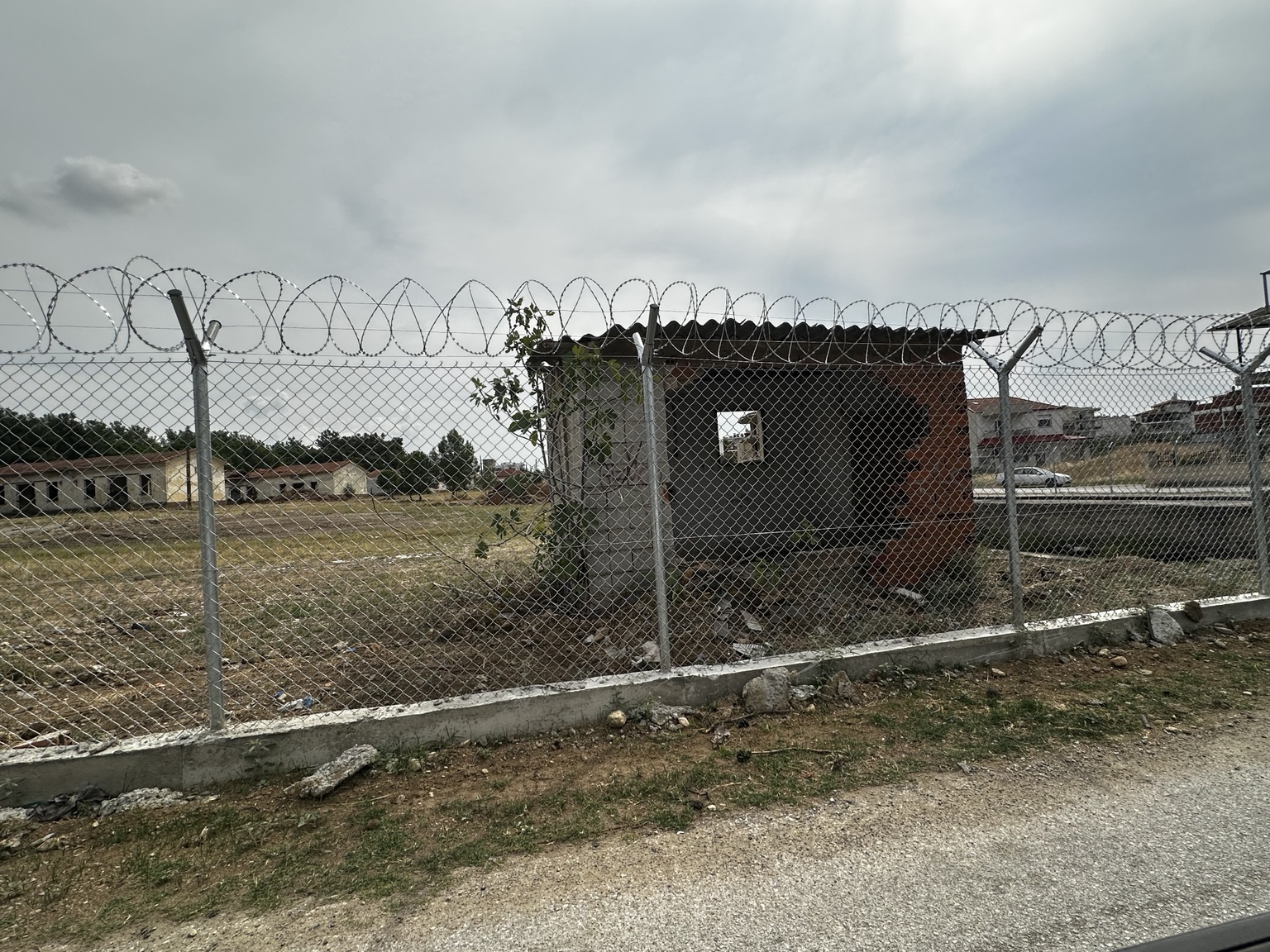 Παλαιό κτίσμα πίσω από τη νέα περίφραξη